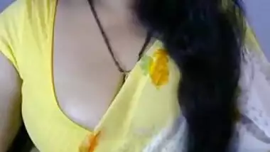 Bhabhi seduces her dewar in yellow attire