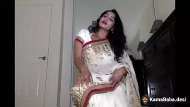 Hot Chennai milf strips on a webcam in Tamil sex