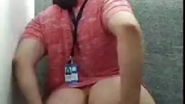 Desi girl shows her big ass to her boss