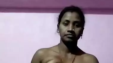 Unsatisfied Desi Bhabhi masturbating pussy with a toothbrush video