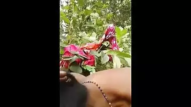 Aunty sex video recorded in a jungle