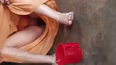 Beautiful Indian Village bhabhi bathroom pissing porn with bath
