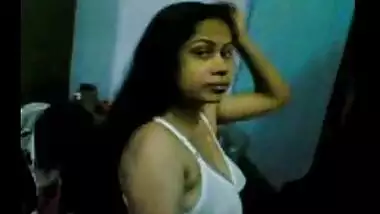 Nude Desi Indian Bhabhi Possing her Boobs & Ass To her Lover Mms