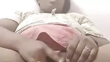 Mature south Indian Bhabhi fingering pussy