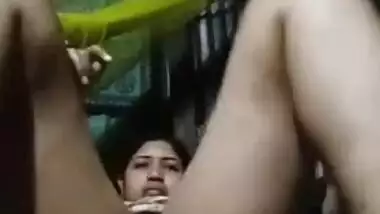 Amateur village wife fingers her Desi XXX asshole for the camera