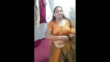 BBW indian aunty exposed big boobs and deep naval