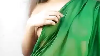 Hot Riya Wearing A Saree Show Her Sexy Back and boobs