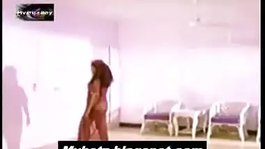 Chennai hot sexy girl peeping into bathroom