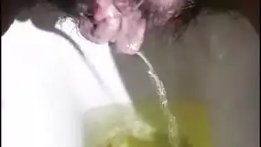 Indian Desi pissing