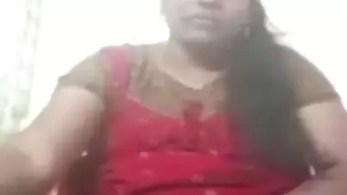 Mature aunty masturbating on live video call sex