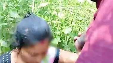 Outdoor sex video of an aunty and her lover