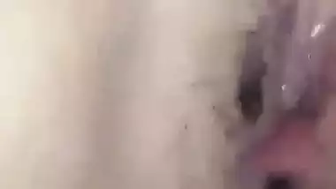 Horny guy licks his GF’s pink pussy in Indian viral porn