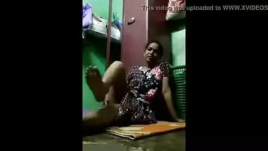 Bangla wife masturbating pussy in the kitchen selfie movie