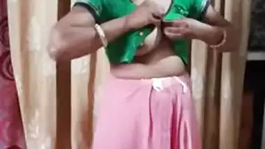 Indian aunty as real slu dressing after bath! Desi XXX video