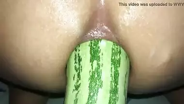 A Delhi slut takes a big cucumber in her asshole