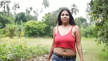 NAARI Magazine Bong Beauty Roohi loose bra with big boobs jiggling