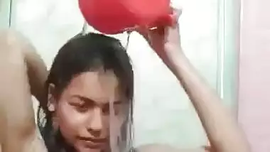 Cute Desi Girl Bathing Vdo