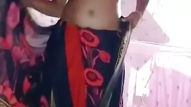 Homely village wife wearing saree viral boobs show