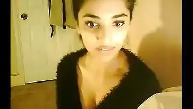 Punjabi girl Naina showing nude on free porn cam