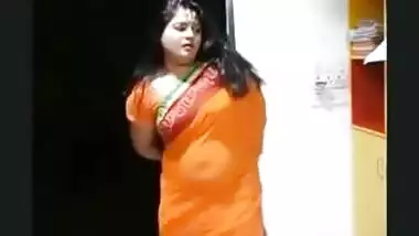 beautiful desi aunty dancing