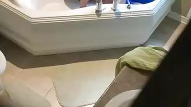 Desi hot bhabi bath tab