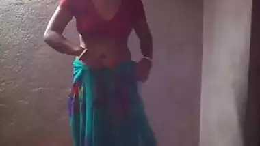 Desi52 aunty stripping her green-red saree and exposing her awesome figure!