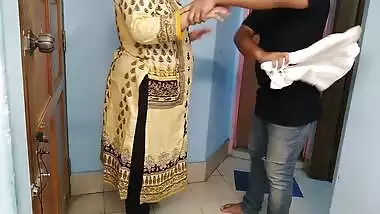 (ghar Kee Saphaee Karate Hue Maa Ko Chodane Ko Majaboor) Indian Stepmom Fucked While Cleaning The House - Hindi Audio