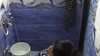 Pony tail bhabhi nude bath caught by neighbor