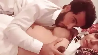 Paki wife boobs show and hubby sucking viral MMS