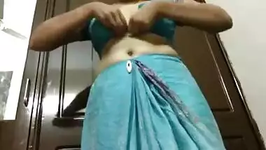 desi indian aunty showing boobs