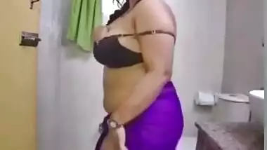 Sexy Bhabi bathing on Live Cam Show