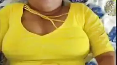 Desi Randi Bhabhi with lush lips does homemade XXX porn on camera