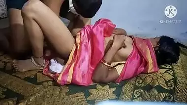 Desi XXX bitch gives pussy to inept lover on the floor in MMS video