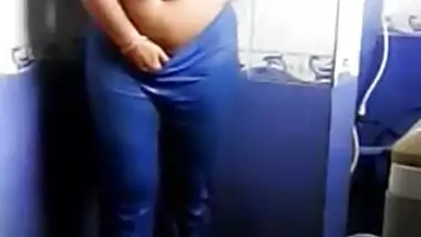 Indian chubby fingering pussy in bathroom MMS video