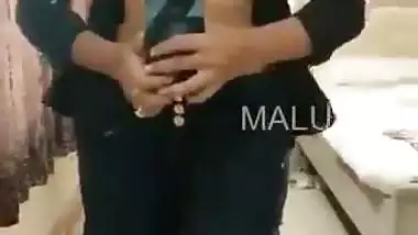 A guy fingers his GF’s pussy before the mirror in gf bf sex