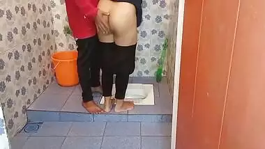 Bathroom Ki Safayi Kar Rhi Bhabhi Ko Pakad Ke Choot Chodi