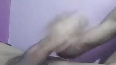 INDIAN GUY MASTURBATING HUGE CUM SHOT CUM BLAST