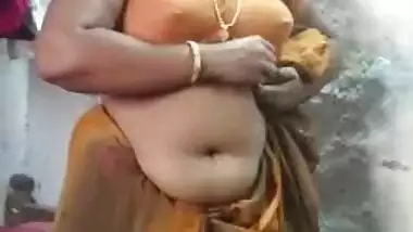 Cheating desi chubby aunty in saree strip for boyfriend