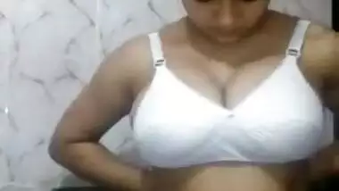 Indian Bhabhi Boobs And Pussy Showing from bathroom