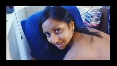 Desi sex blog presents gorgeous girl masturbation front of cam