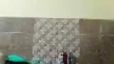 Amateur video of the pretty Indian aunty washing her fatty body