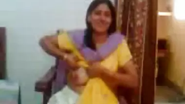 Indian sex video of an Indian aunty showing her big boobs