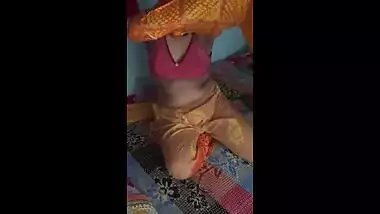 Desi bhabi showing her pussy