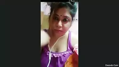 Bhabhi live cleveage show