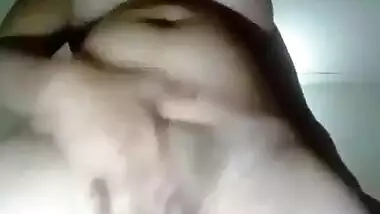 Sexy Pakistani girl showing her nude body on cam