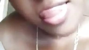 Extremely hot Bengali boudi squeezing boobs & show naked