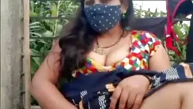 Sexy Geeta Bhabhi Outdoor Pussy Fingering