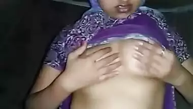 desi girl show boob press