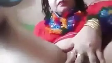 Hot MMS clip of mature Desi stunner showing her sweet XXX vagina