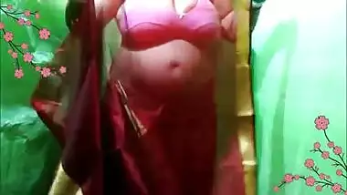 Booby aunty with huge melons wearing sari showing huge cleavage and big navel